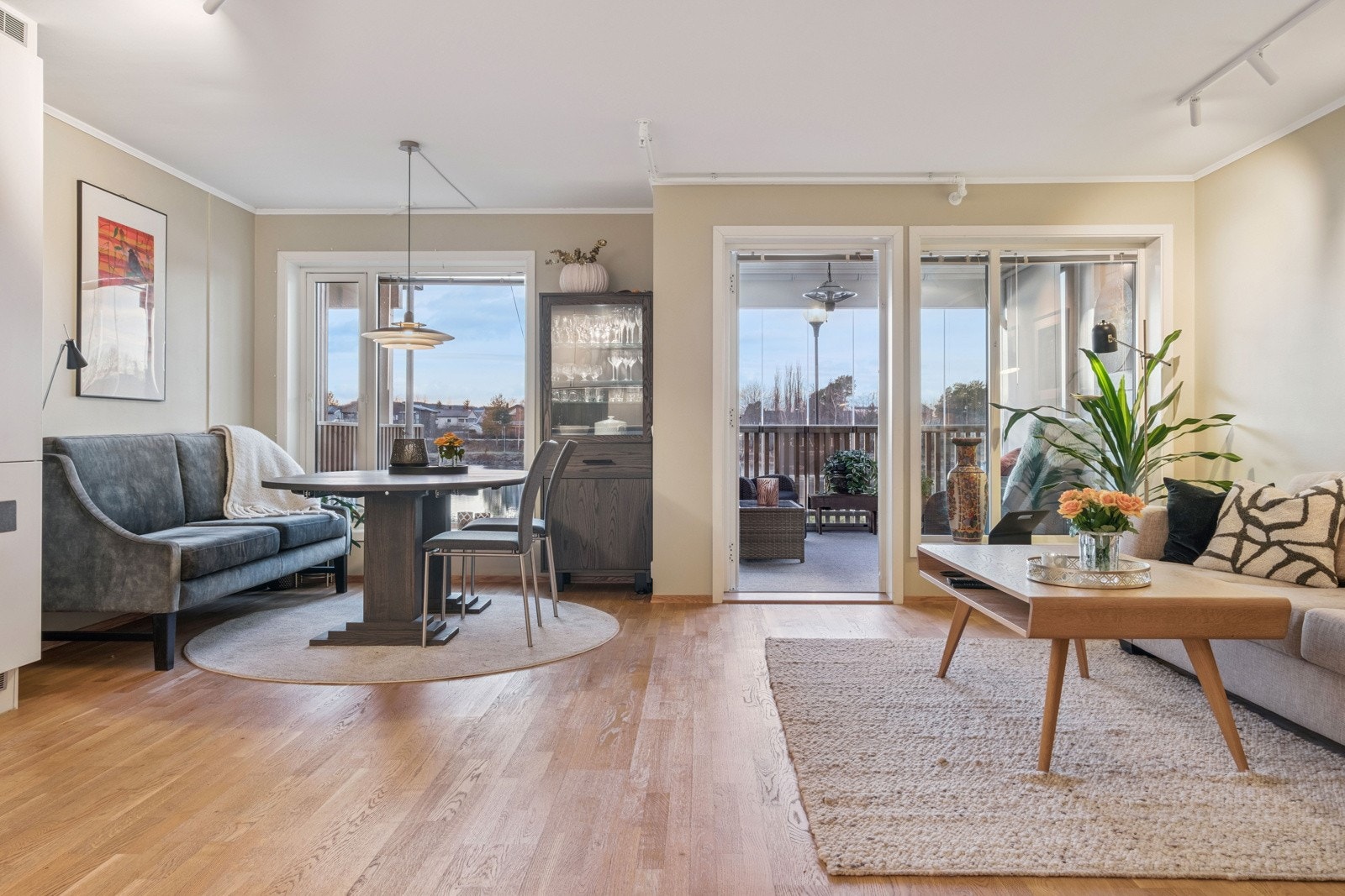 Lys åpen stue/kjøkkenløsning med store vindusflater og godt med naturlig lysinnslipp. Galleribilde