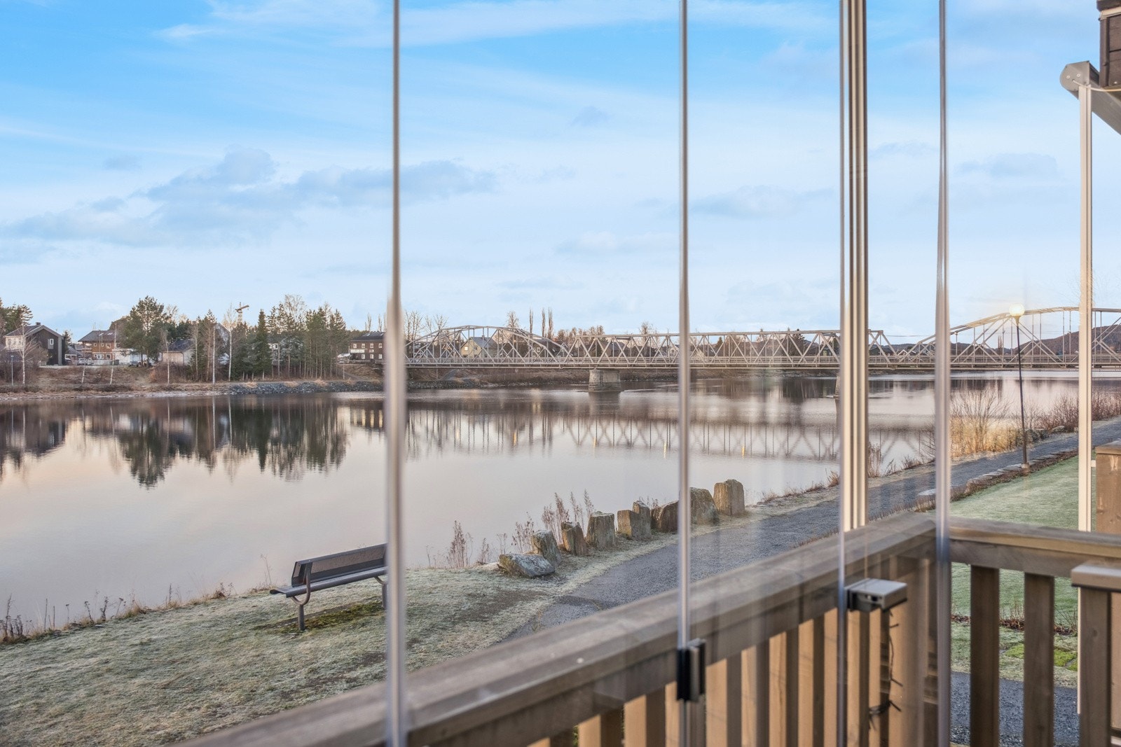 Sett deg tilbake og nyt stillheten og utsikten langs elvepromenaden. Galleribilde