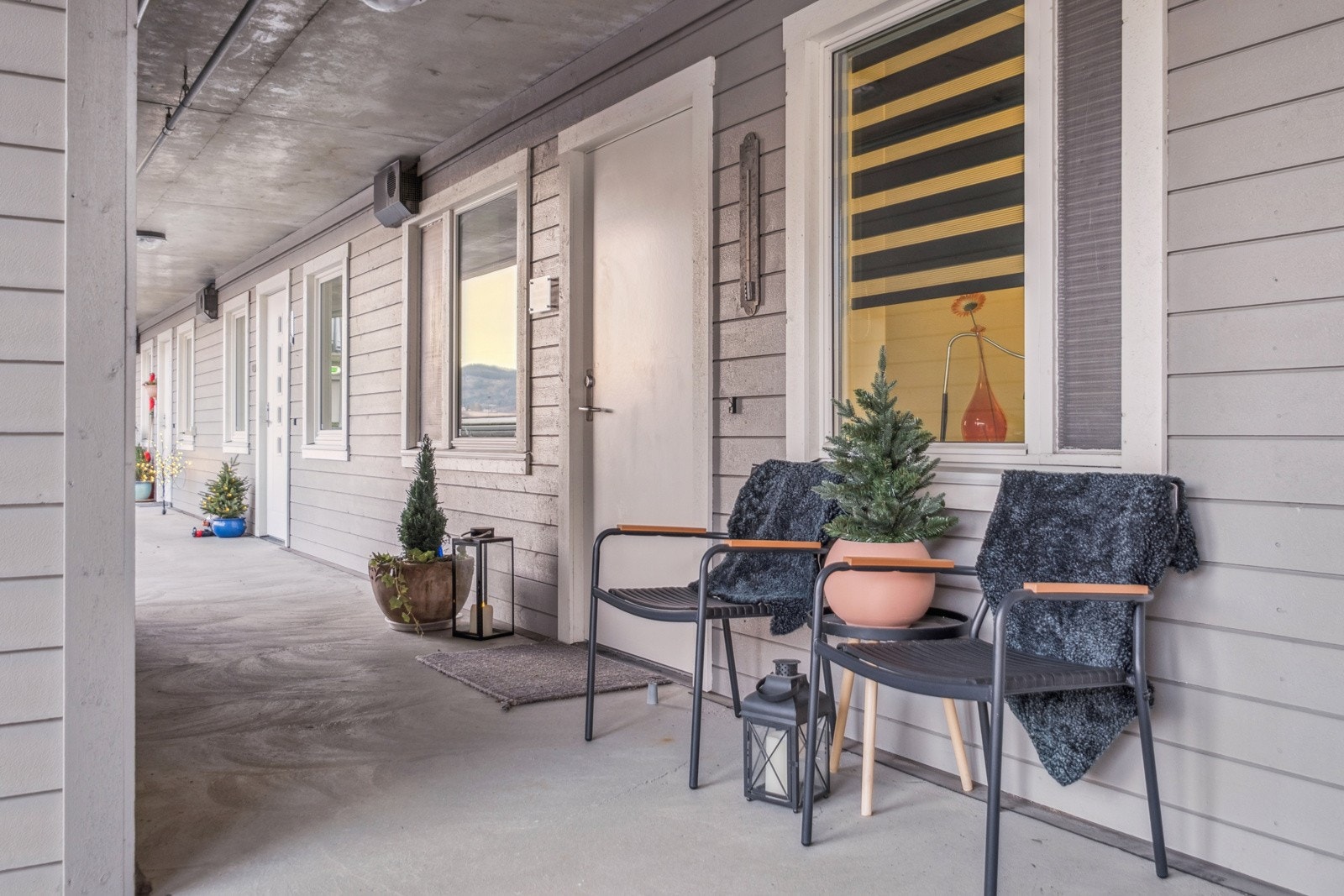 Plass for utemøblement i svalgangen, som vender mot øst. Galleribilde