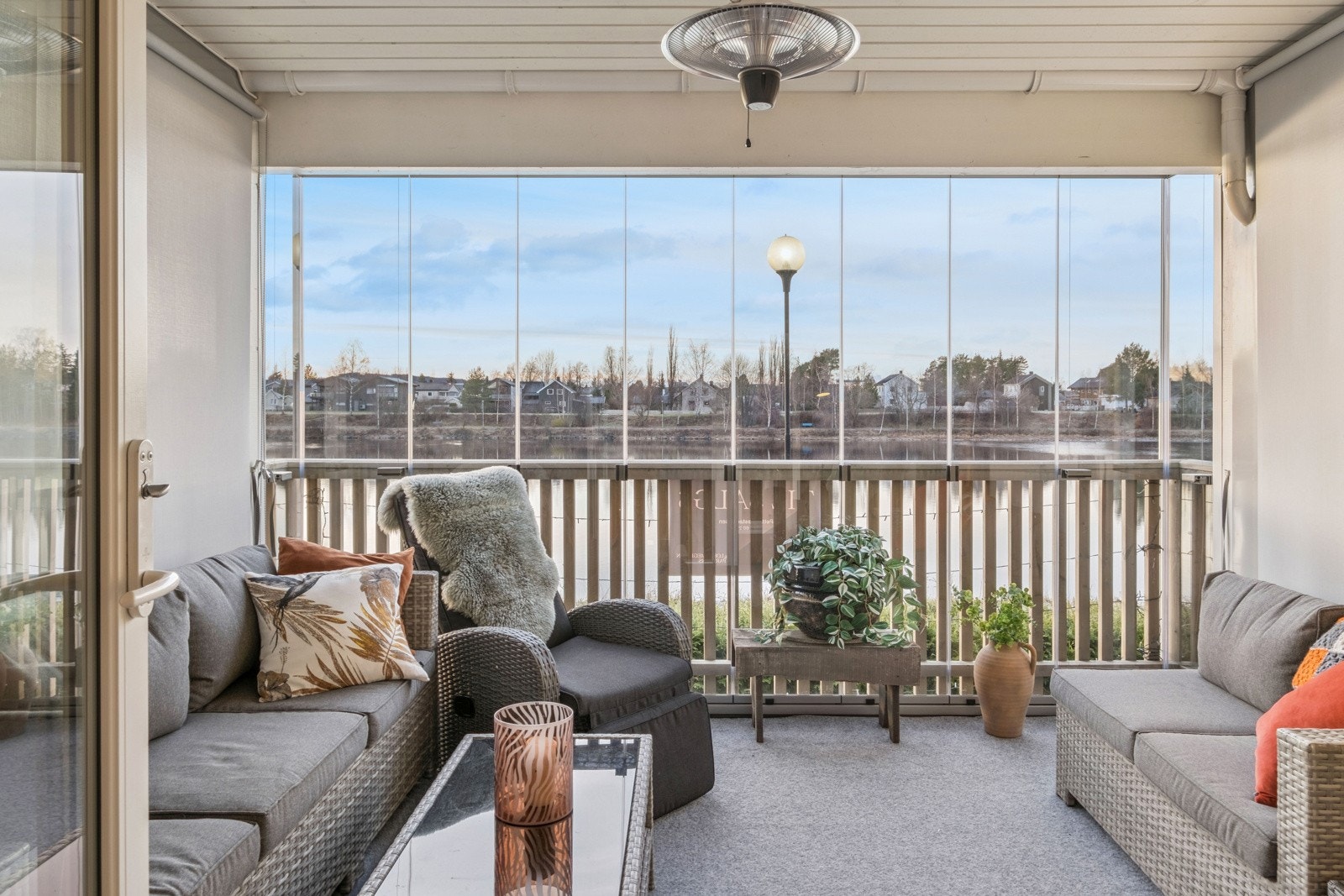 Leiligheten ligger ca. midt i mellom "gammel- og nybrua" og er dermed også godt skjermet for støy og støv fra trafikken. Galleribilde