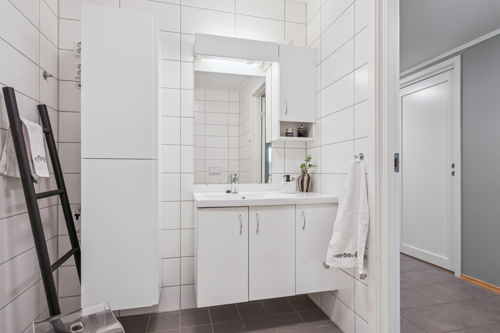 Det er separat vaskerom / teknisk rom med flislagt gulv. Galleribilde