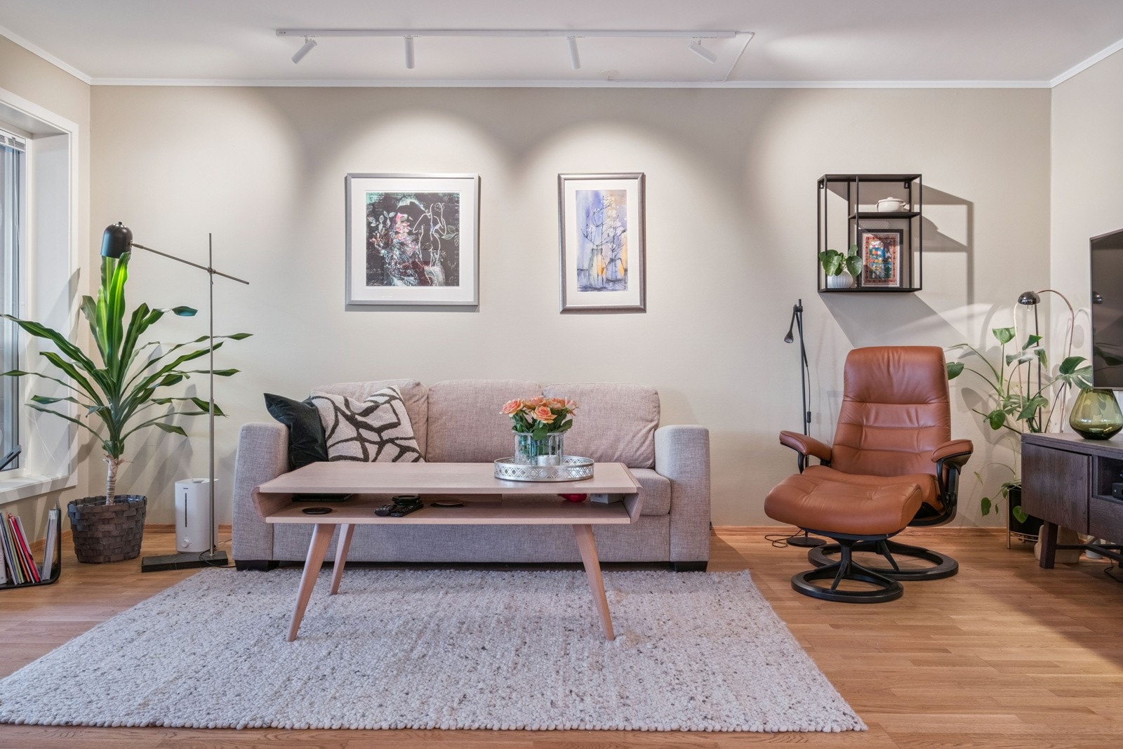 Leiligheten er i senere tid påkostet med overlfateoppussing/maling, belysning og innglassing av balkong. Galleribilde