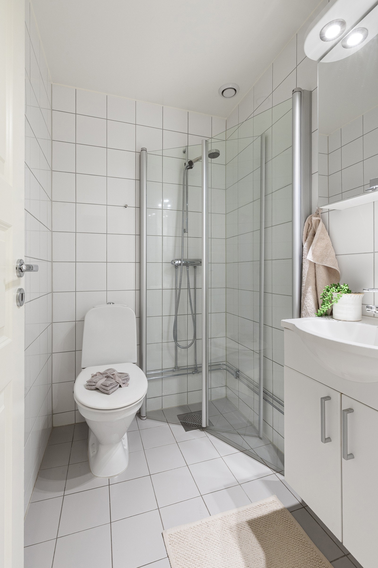 Servant, speil, håndkleholder, toalett og skap Galleribilde