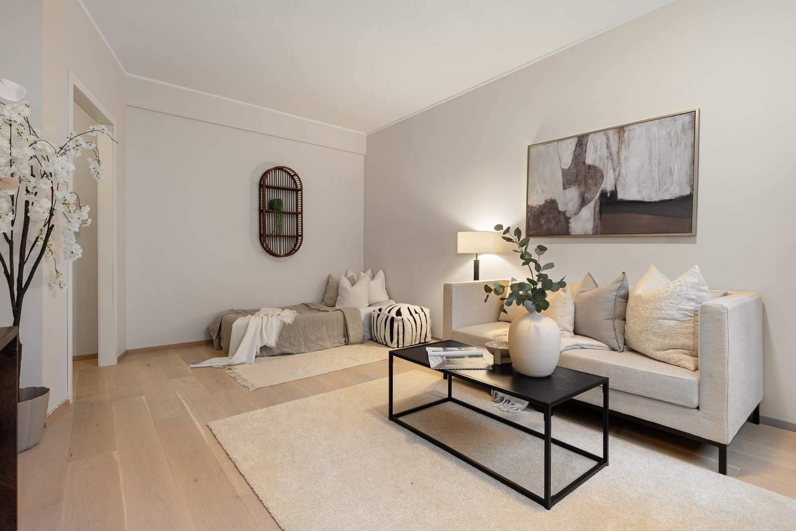 Stuen har god plass til sofagruppe med tilhørende møblement og spisebord Galleribilde