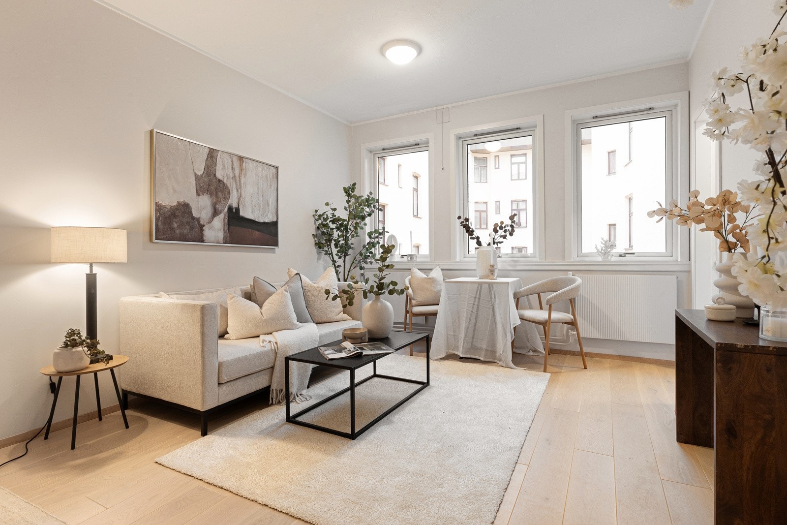 Romslig stue som skaper et sosialt oppholdsrom Galleribilde