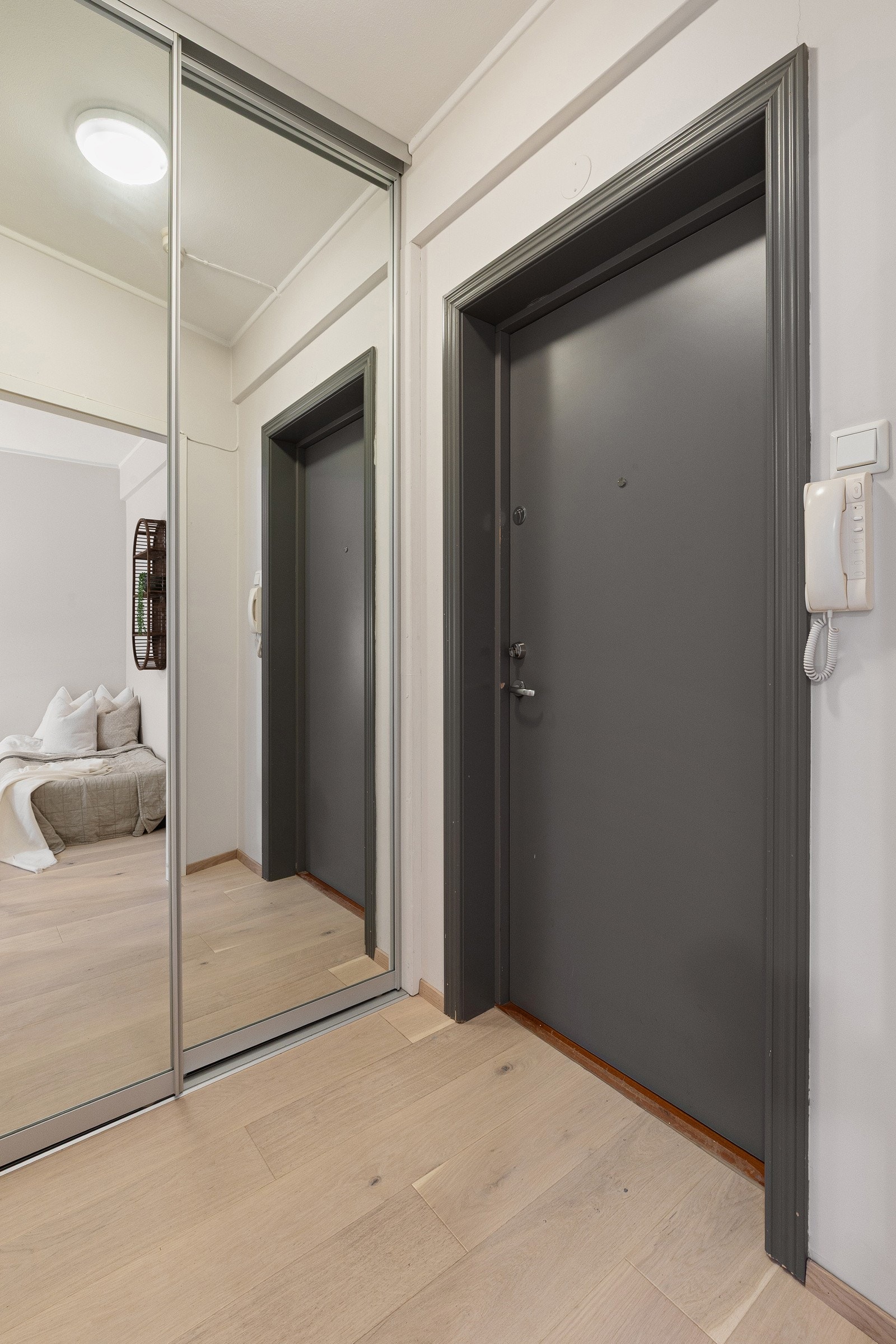 Leiligheten har en god intern beliggenhet i byggets 3. etasje med heisadkomst. Entréen fremstår lys, med garderobeskap. Galleribilde