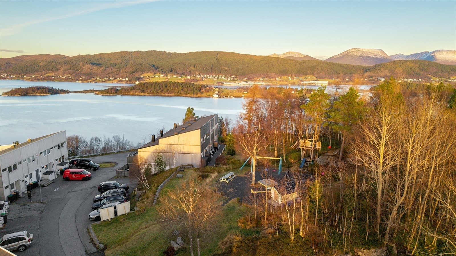 Barnevennlig beliggenhet med flotte lekeområder i umiddelbar nærhet. Galleribilde