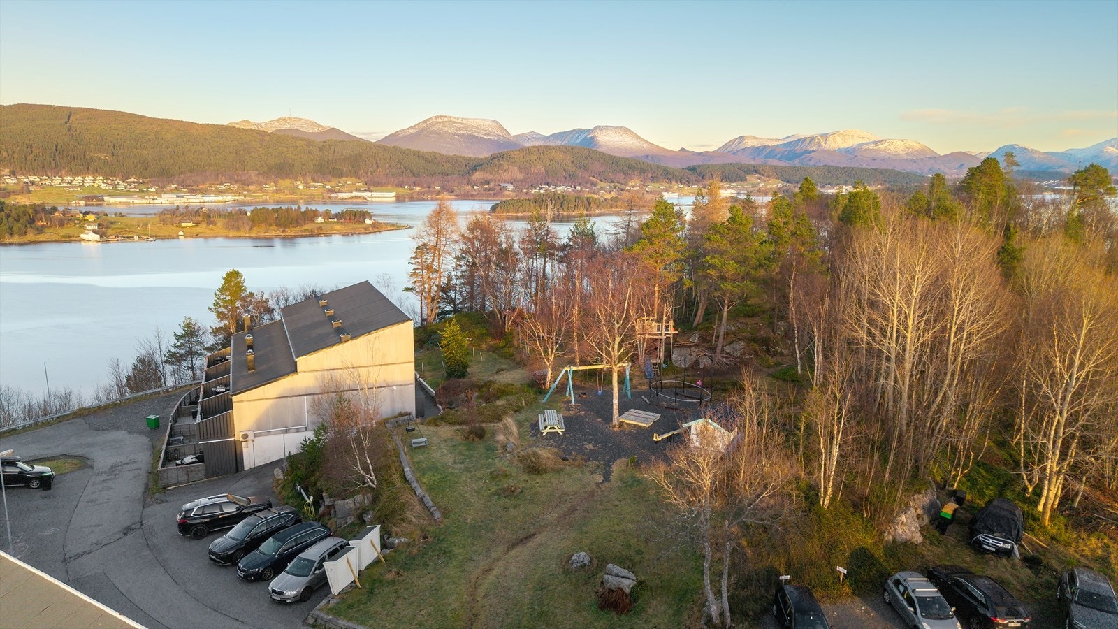 Boligen disponerer biloppstillingsplass ved huset. Galleribilde