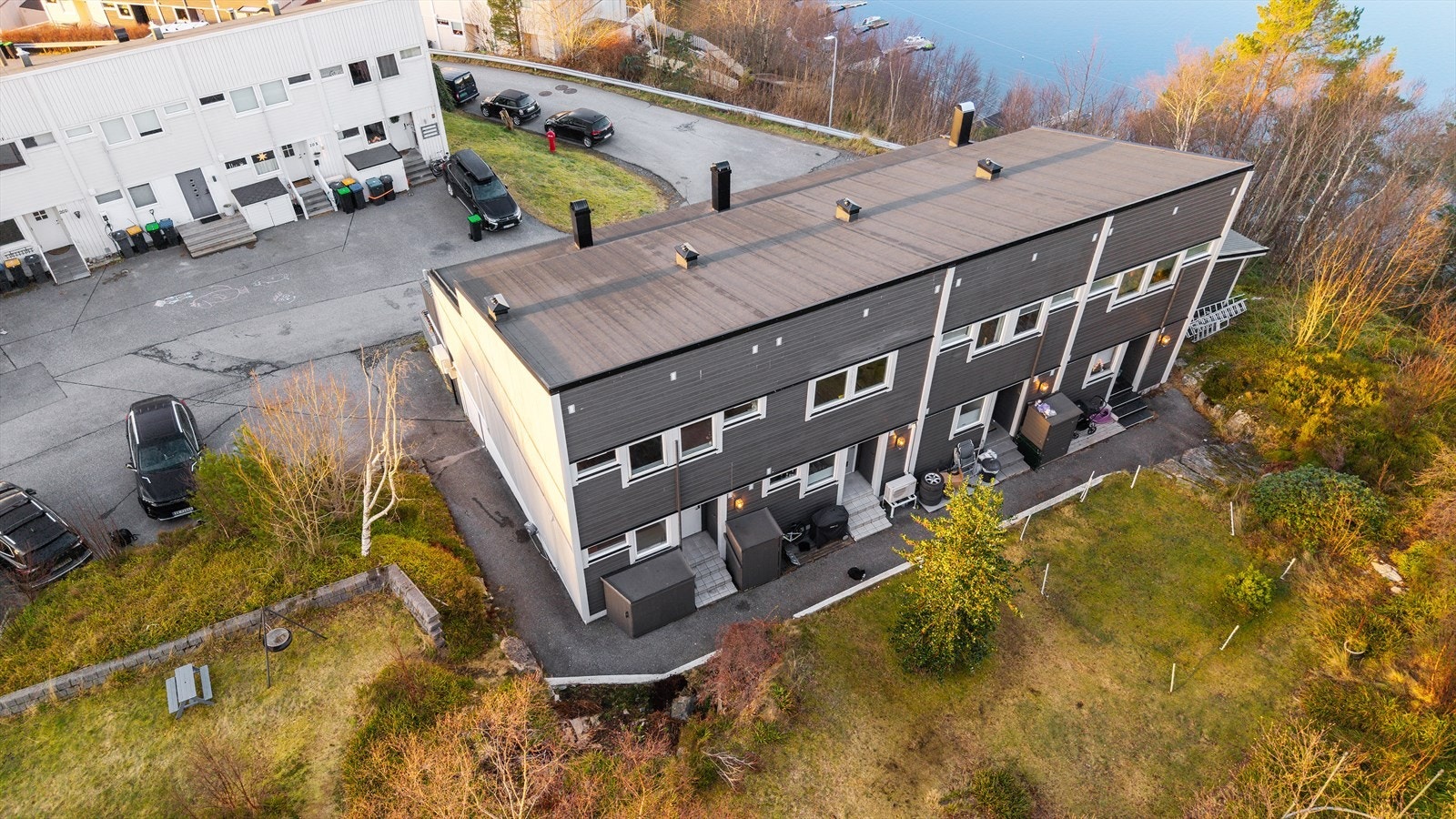 Enderekkehus som grenser mot friareal. Galleribilde