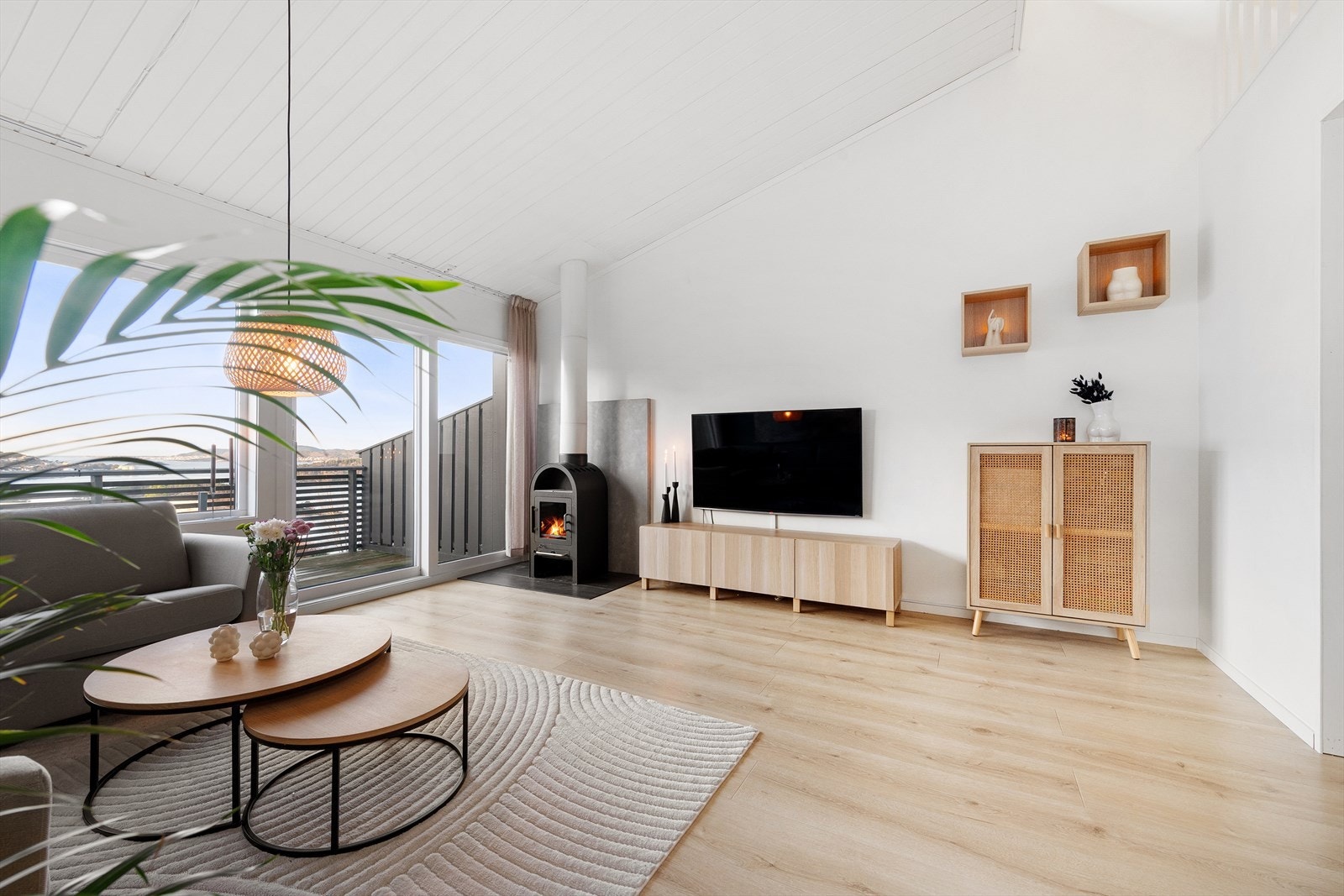 Stuen har god takhøyde som gir en luftig romfølelse. Galleribilde