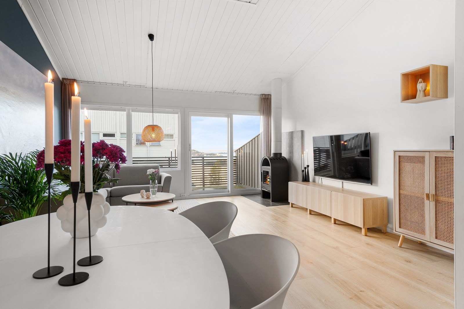 Stuen har god plass til spisebord med mange rundt bordet. Galleribilde