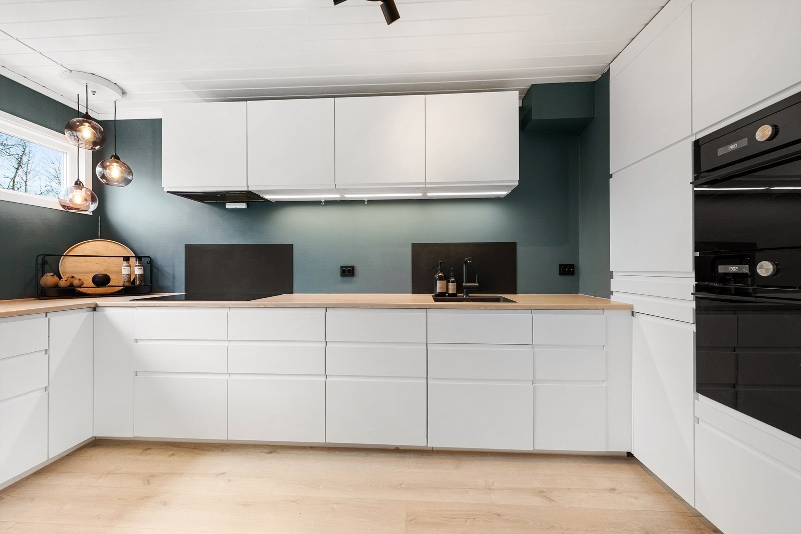 Nyere kjøkken fra Ikea med integrerte hvitevarer og rikelig med benkeplass. Galleribilde