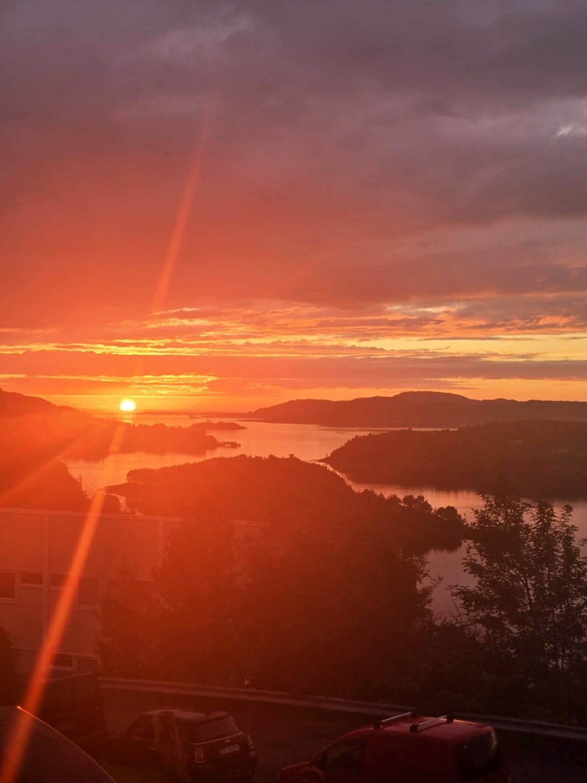 Fra eiendommen har man nydelig utsikt mot
solnedgang i sommerhalvåret. Galleribilde