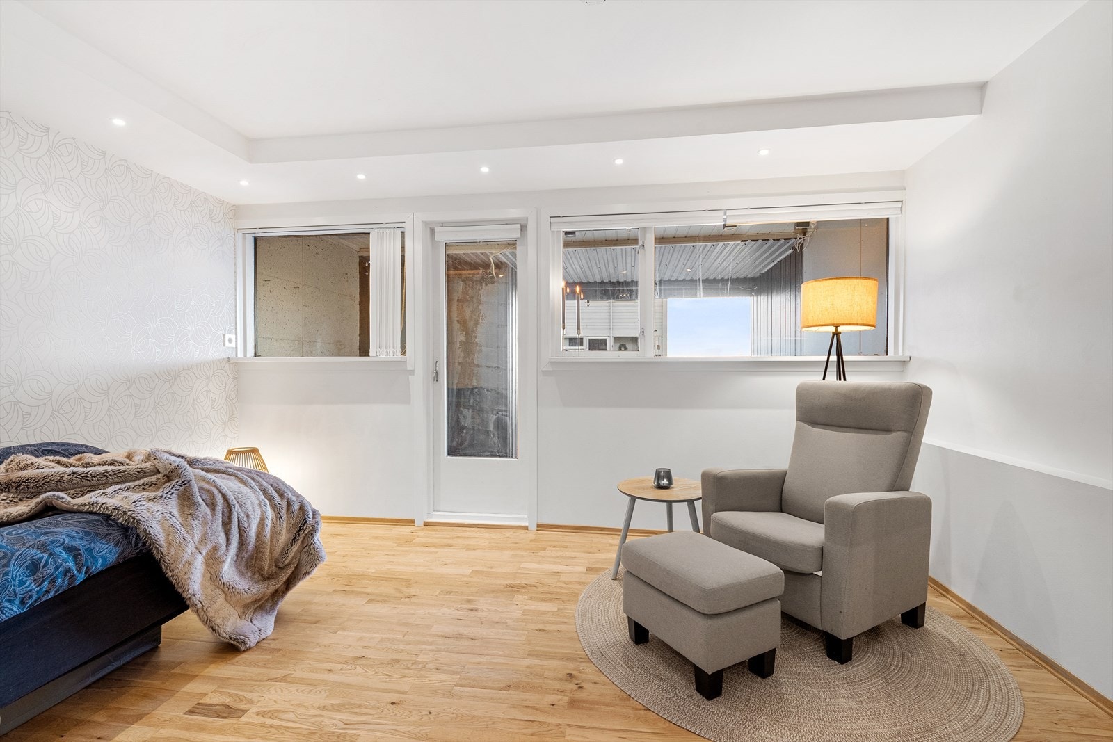 Kjellerstue med utgang til vestvendt overbygget terrasse. Galleribilde