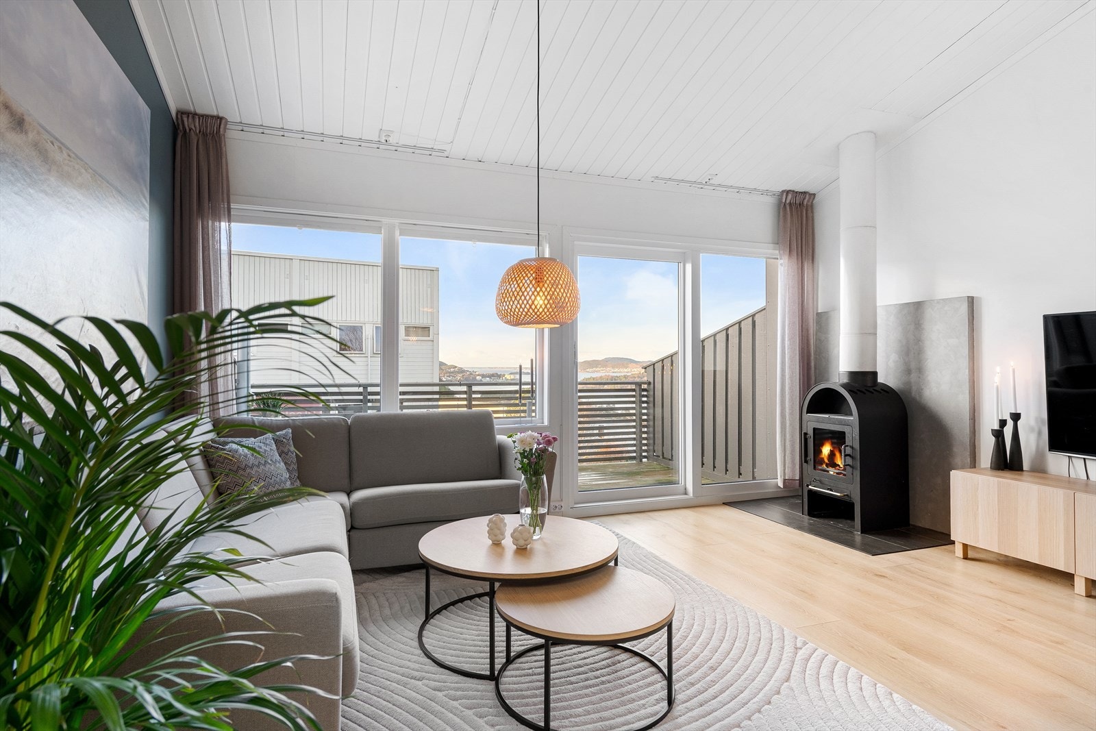 Lys og innbydende stue med store vindusflater og rikelig med lysinnslipp. Galleribilde