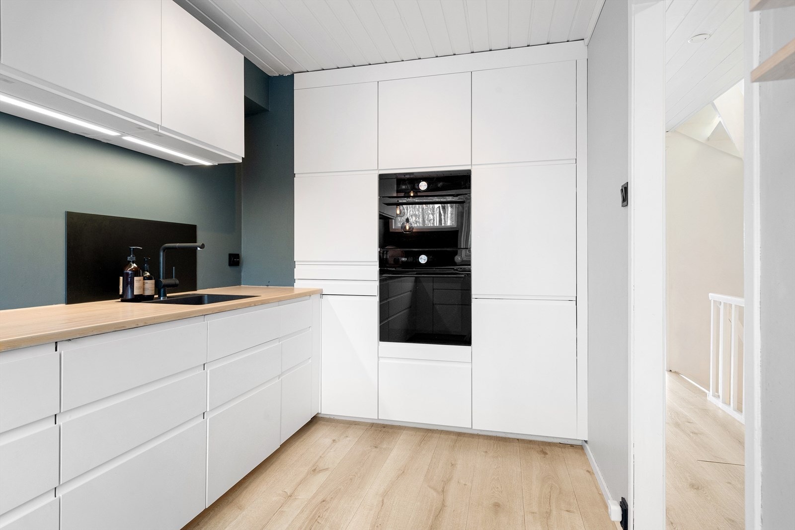 Kjøkkeninnredningen har rikelig med skapplass i tillegg til gode benkeflater. Galleribilde