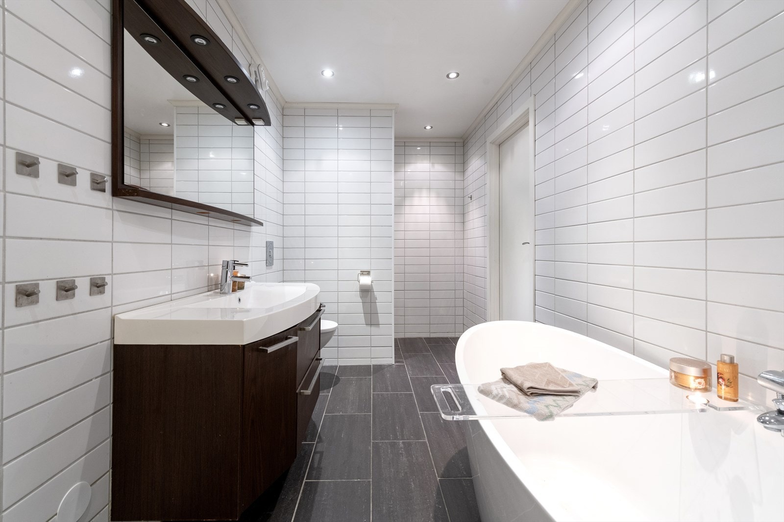 Badet har både badekar og dusjnisje. Galleribilde