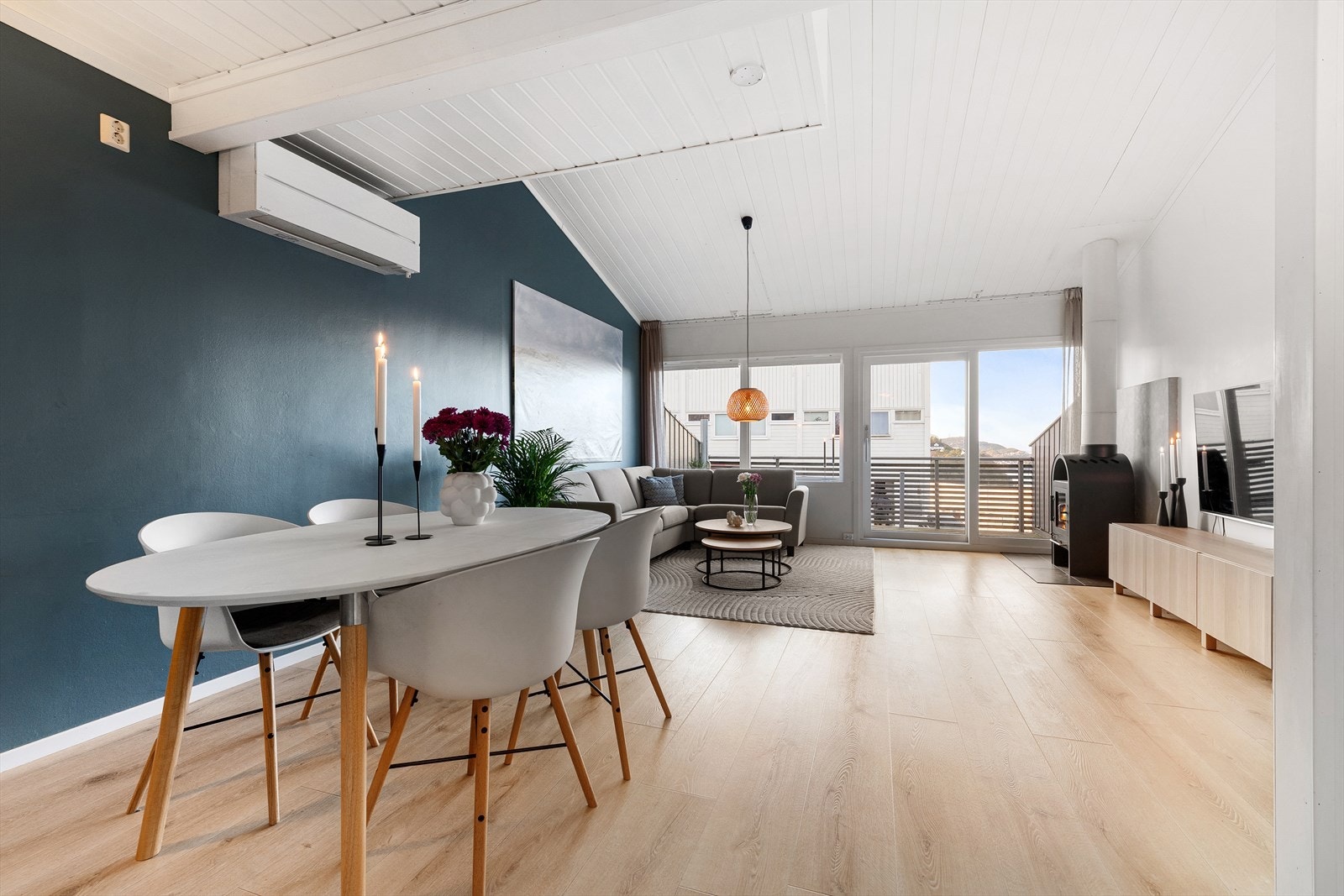 Det er peisovn på stue, i tillegg til varmepumpe. Galleribilde