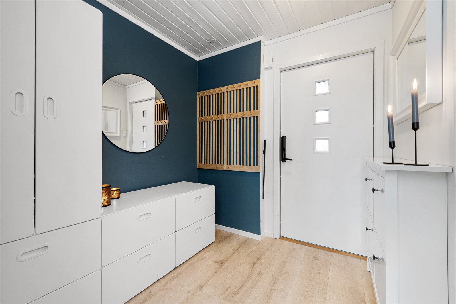 Entrè/hall har god plass til garderober og oppheng for yttertøy og sko. Galleribilde