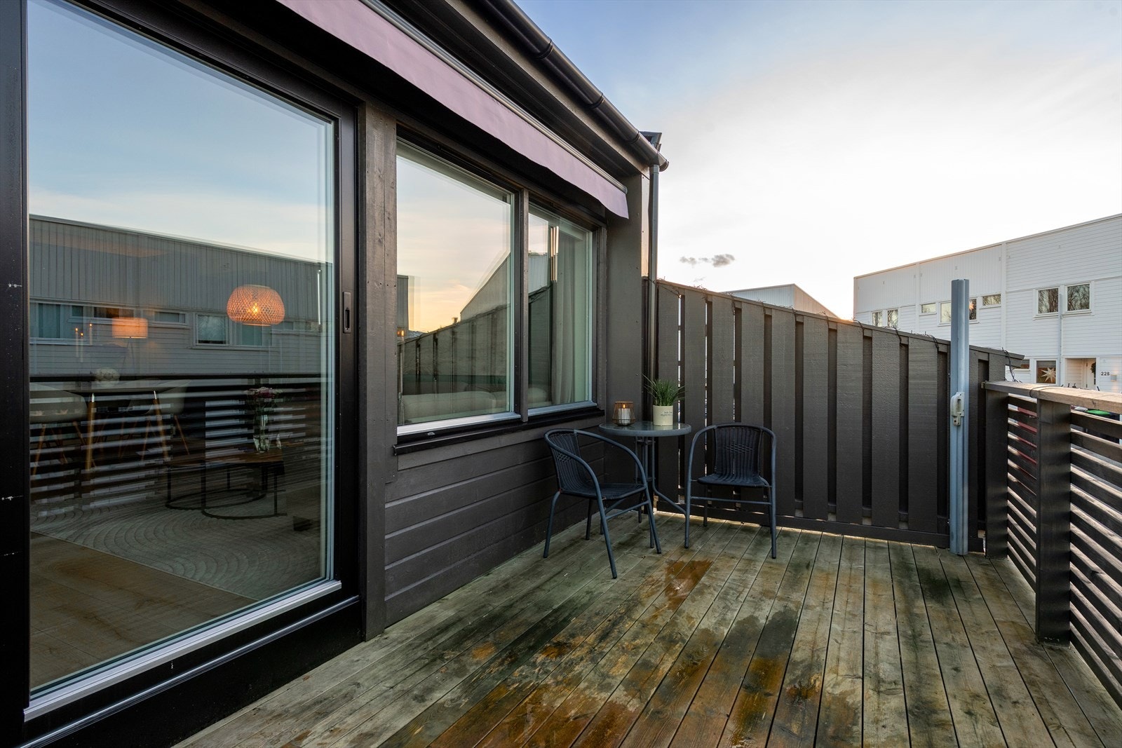 Fra stuen er det utgang til vestvendt terrasse. Galleribilde