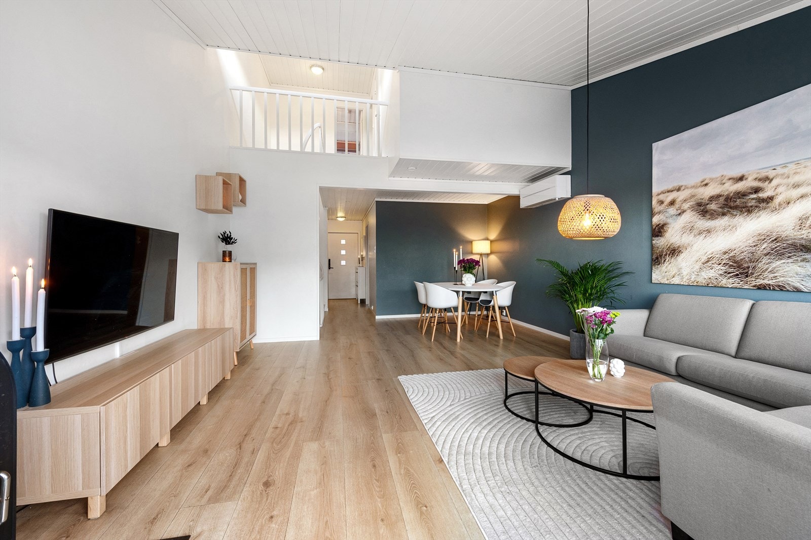 Fra stuen er det trapp til hems og soverommene. Galleribilde