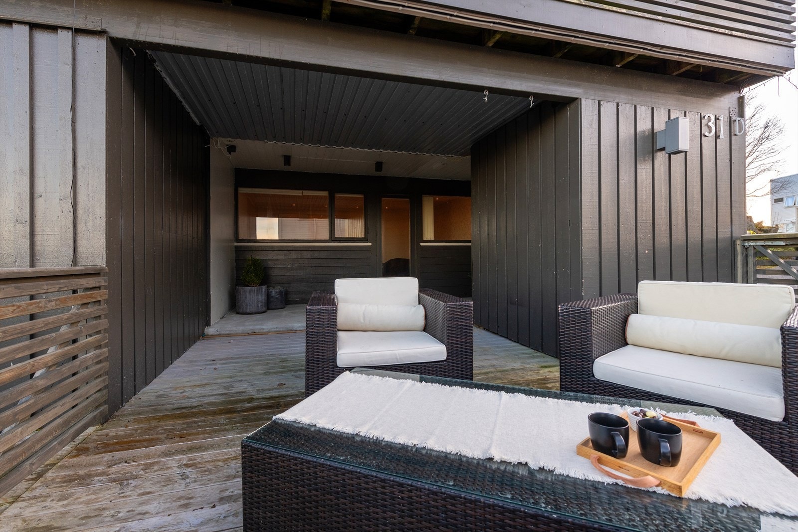 Utgang fra kjellerstue til overbygget vestvendt terrasse. Galleribilde