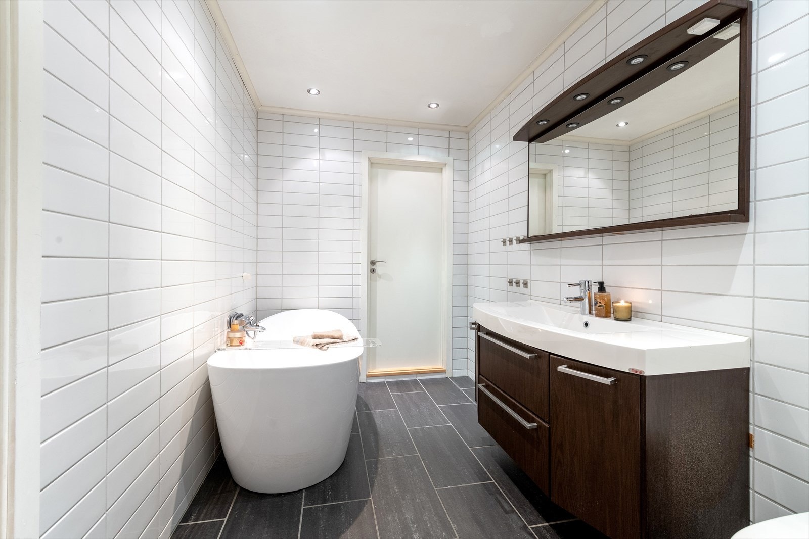 Flislagt bad har god størrelse og inngang til vaskerom. Galleribilde