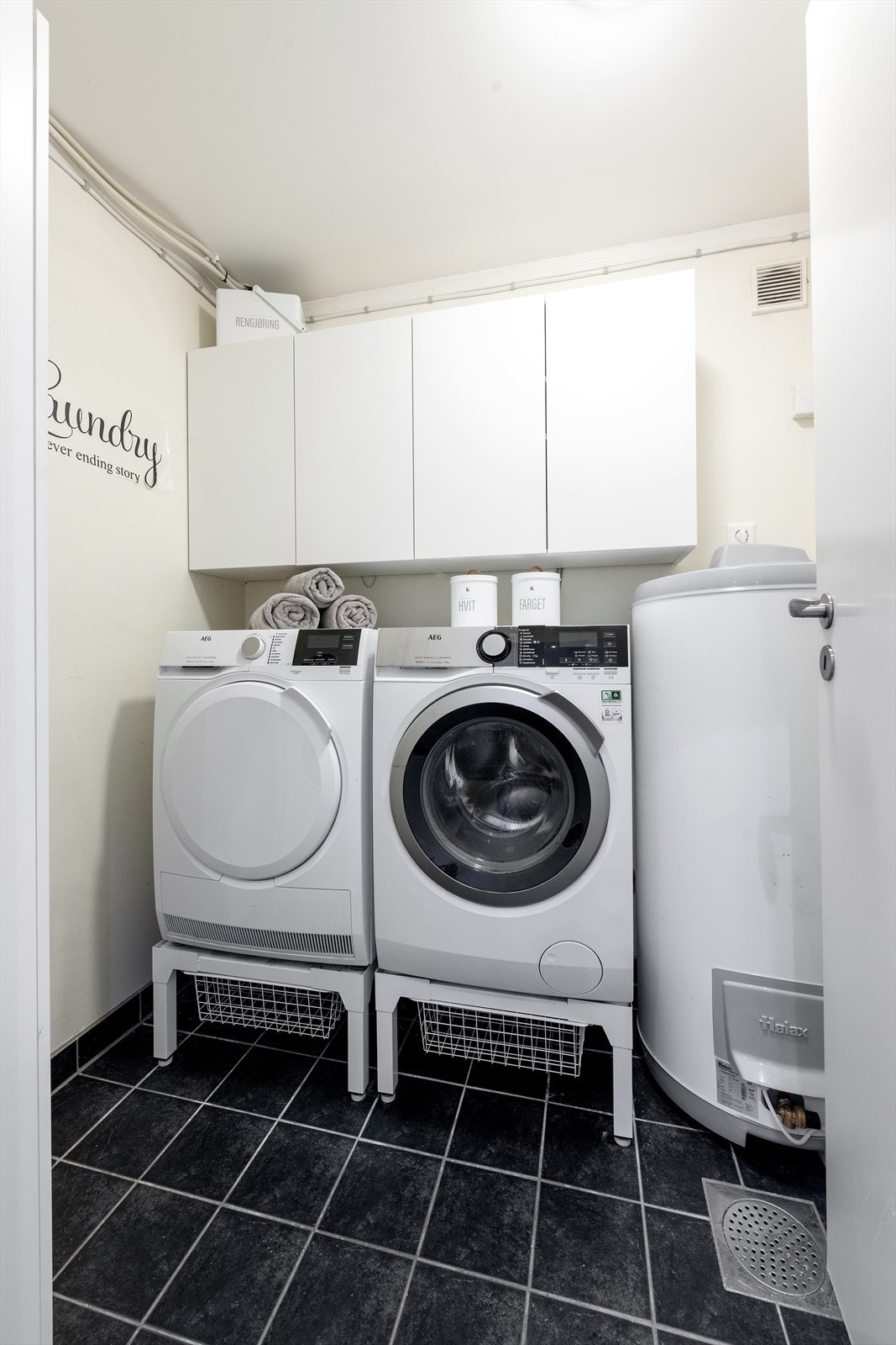 Vaskerommet har flislagt gulv og innredninger. Galleribilde