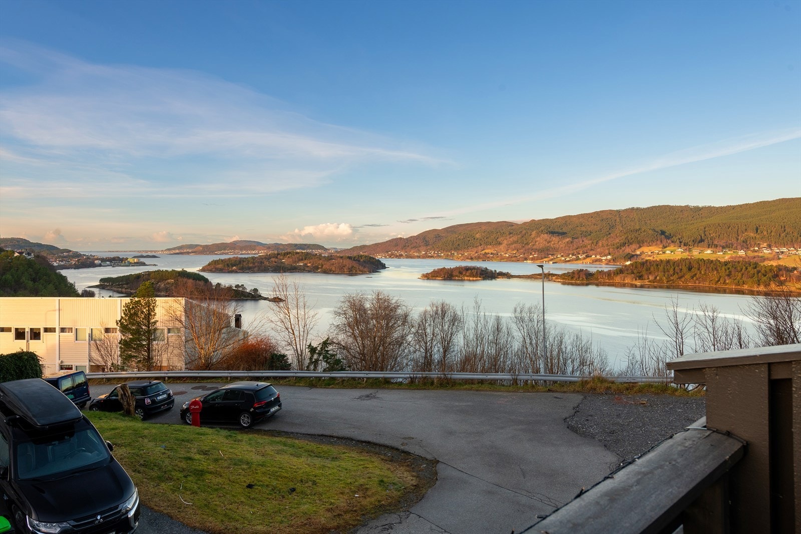 Nydelig utsikt mot Ellingsøyfjorden, hav og øyer. Galleribilde