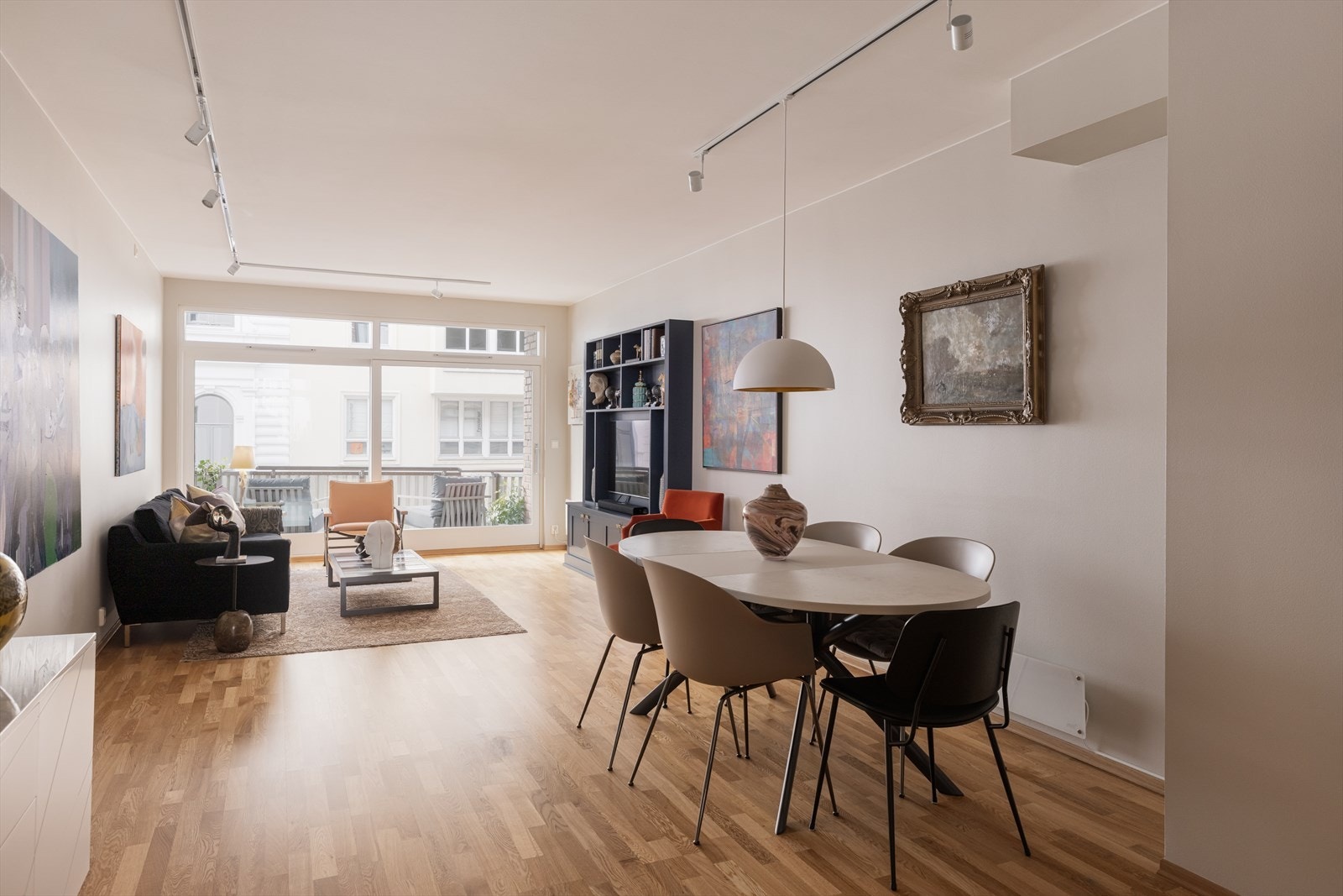 Stuen har en romslig planløsning som gir god plass til både tv-område og spiseplass Galleribilde