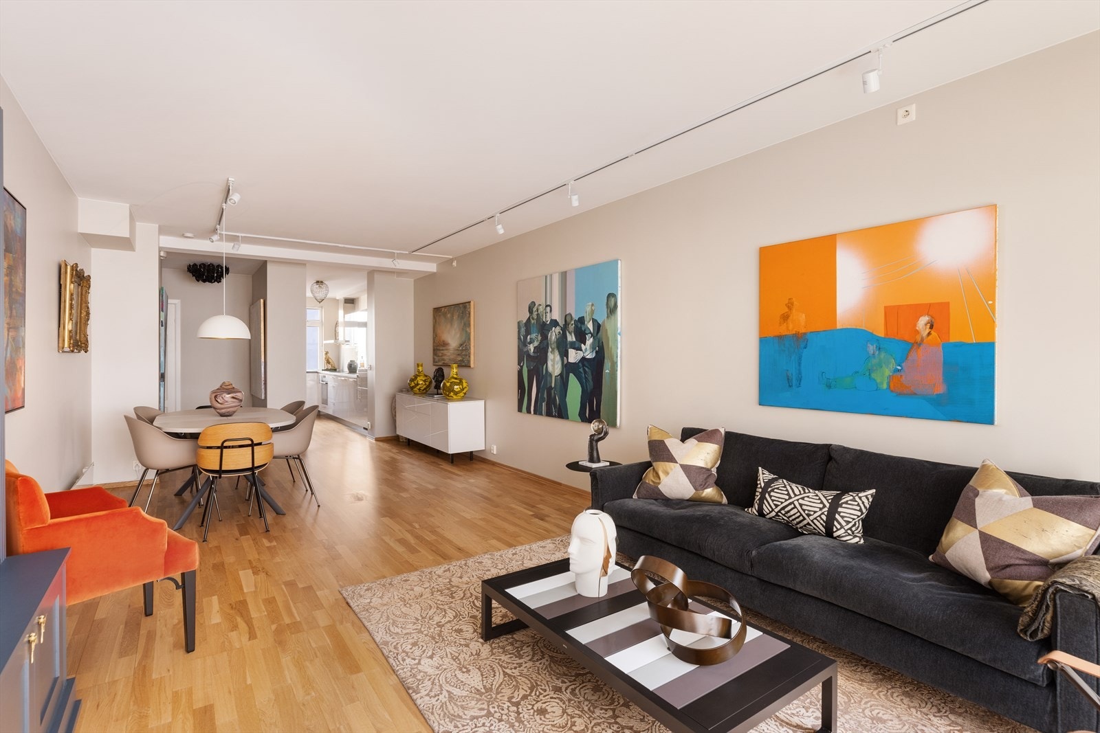 Pent tre-stavs parkettgulv er gjennomgående i hele boligen Galleribilde