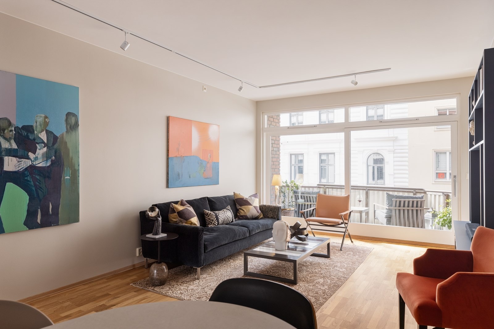 Særdeles lys og luftig stue med store vindusflater som gir rikelig med naturlig lysinnslipp Galleribilde