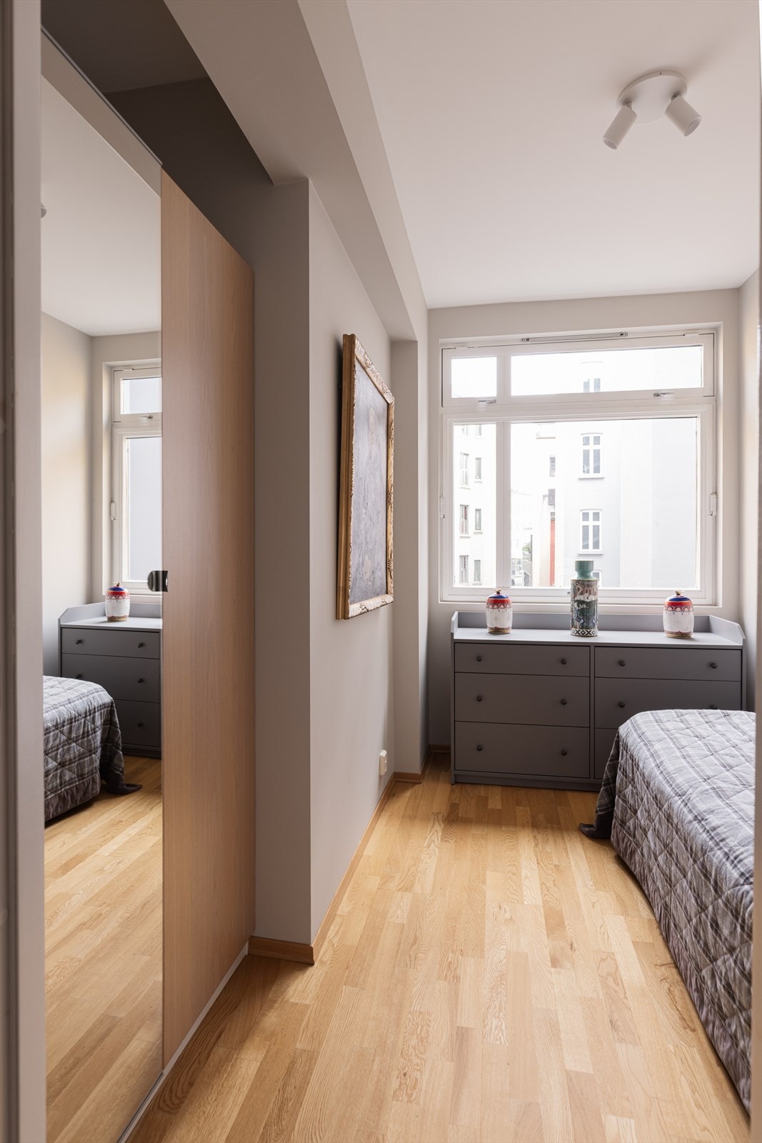 Soverommet har et flott plassbygd garderobeskap Galleribilde