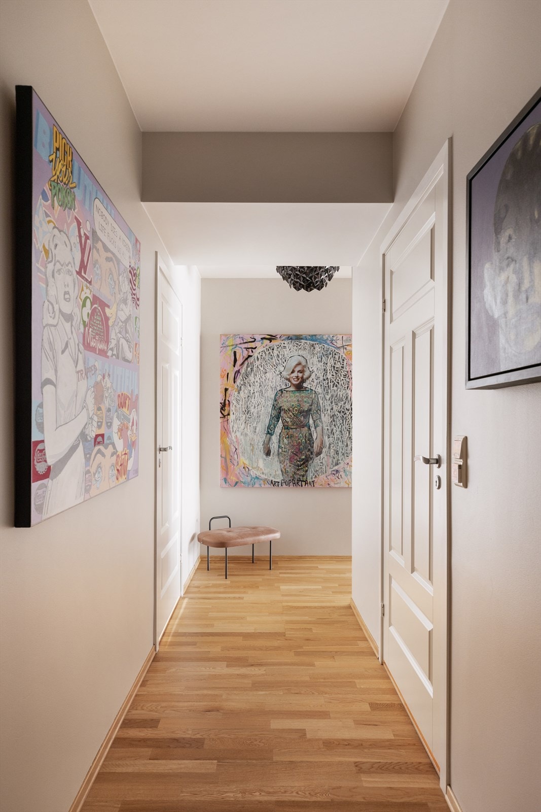 Innbydende gang gir adkomst til soverom, bad og stue Galleribilde