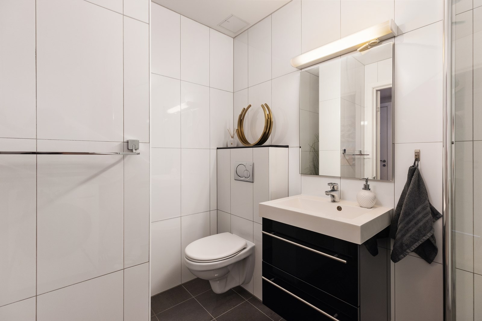 Badet har et behagelig inneklima med gulvvarme og mekanisk ventilasjon Galleribilde