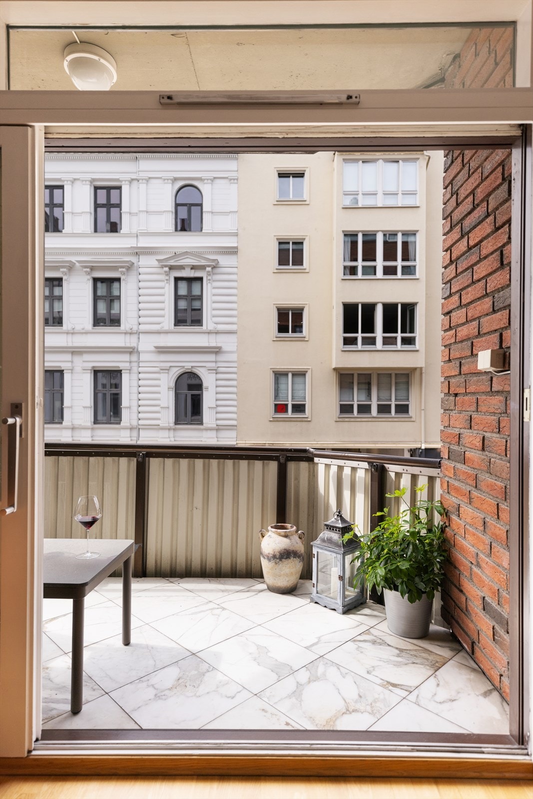 Vestvendt balkong fra stue på ca 5kvm, belagt med flotte marmorfliser Galleribilde