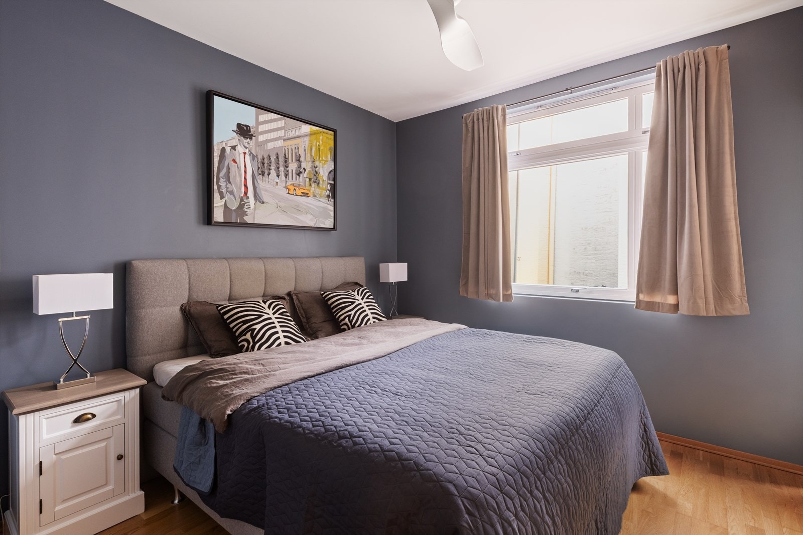 Lunt hovedsoverom av meget god størrelse, vendt mot rolig bakgård Galleribilde