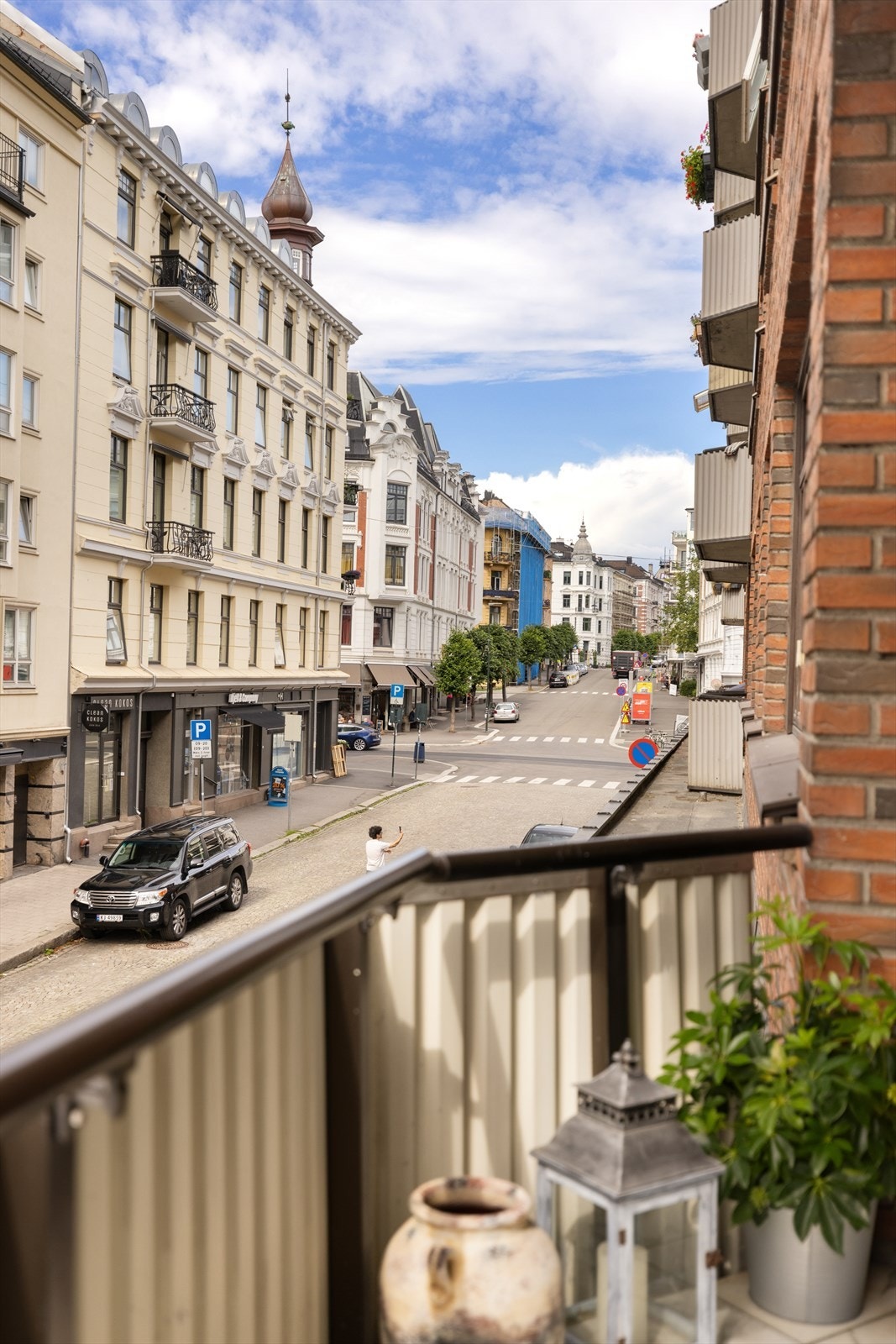 Balkongen har hyggelig utsyn til klassiske bygårder Galleribilde