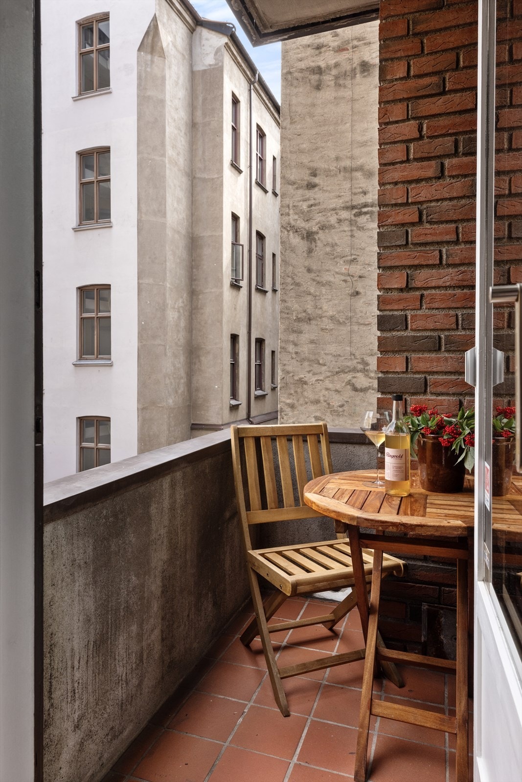 Hyggelig balkong på ca 2 kvm med morgen- og formiddagssol fra ca 08:30 - 13:30 Galleribilde