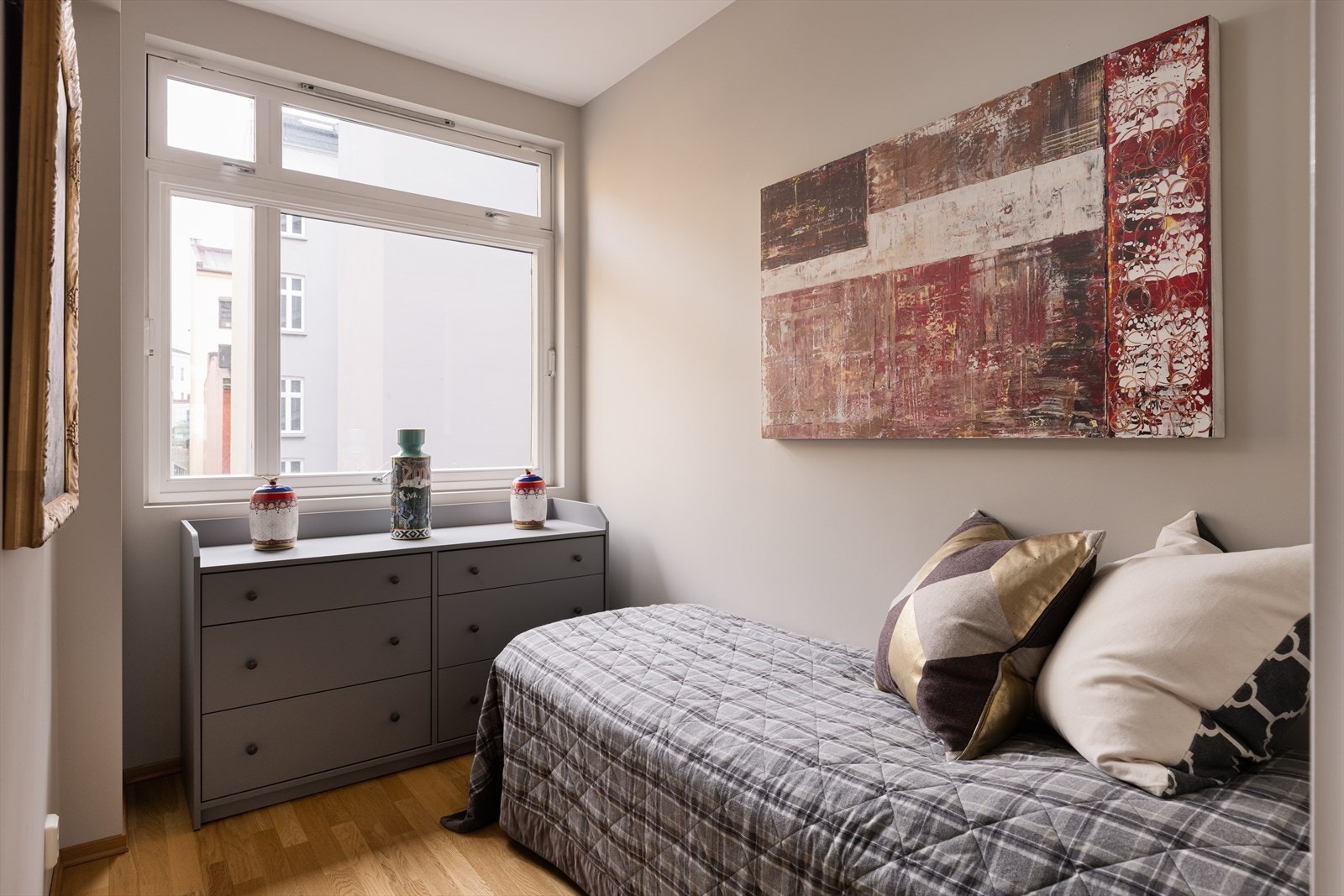 Soverom 2 av fin størrelse, også vendt ut bakgården Galleribilde