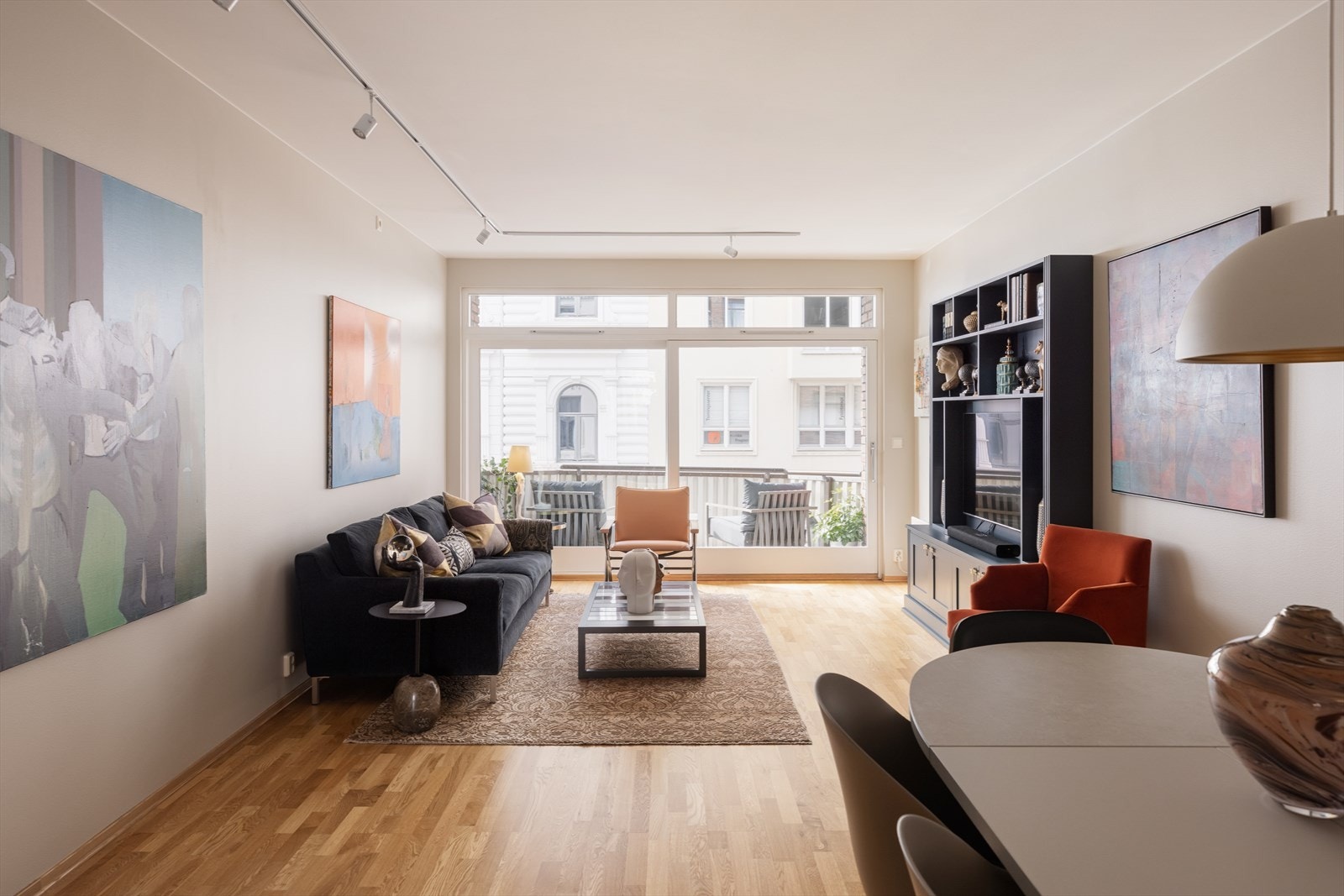 Velkommen til Skovveien 1 - En svært tiltrekkende 3-roms beliggende i blindgate for Bygdøy Allé. Foto: Scott Kvitberg Galleribilde