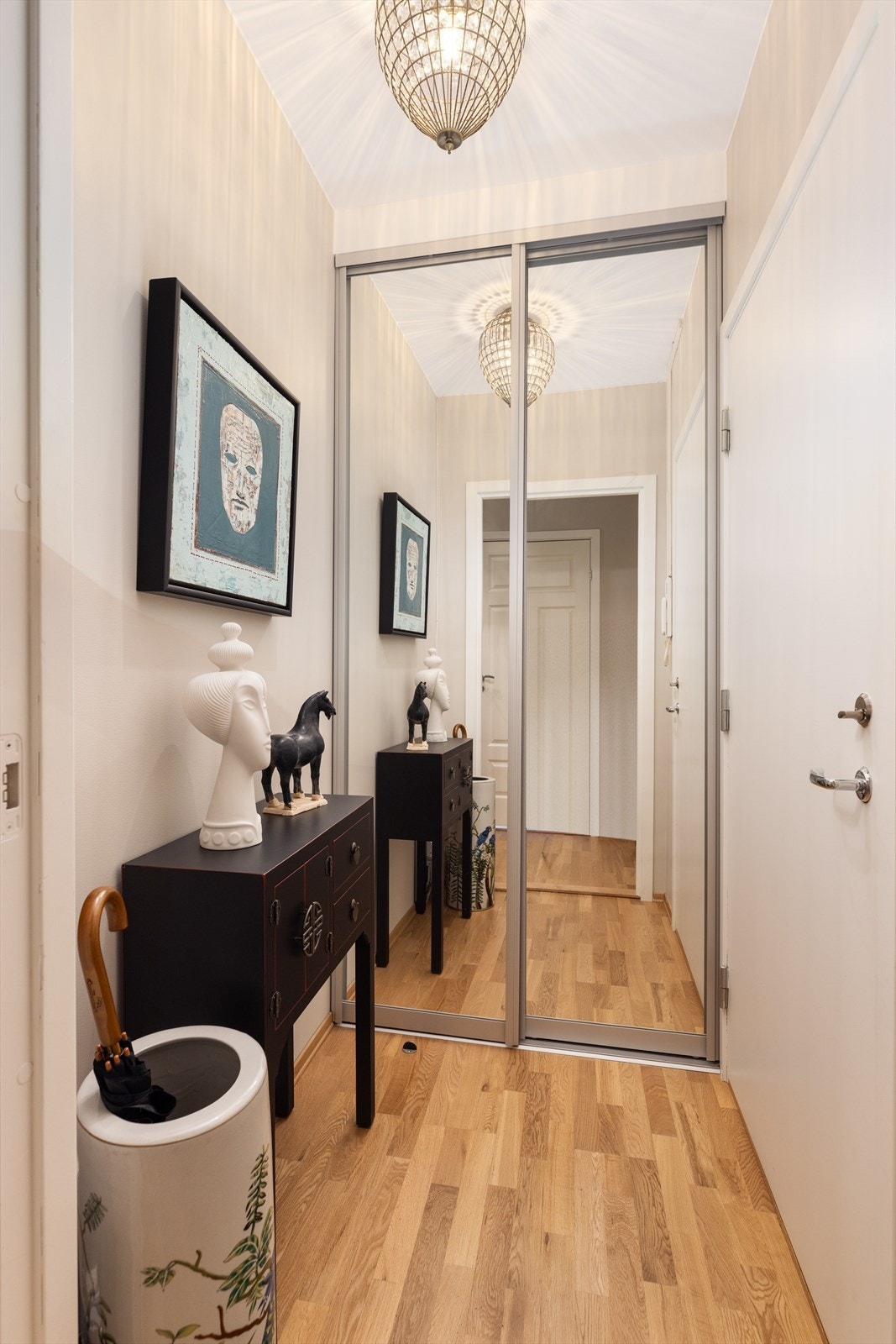 Hyggelig entré med skyvedørsgarderobe - velkommen inn Galleribilde