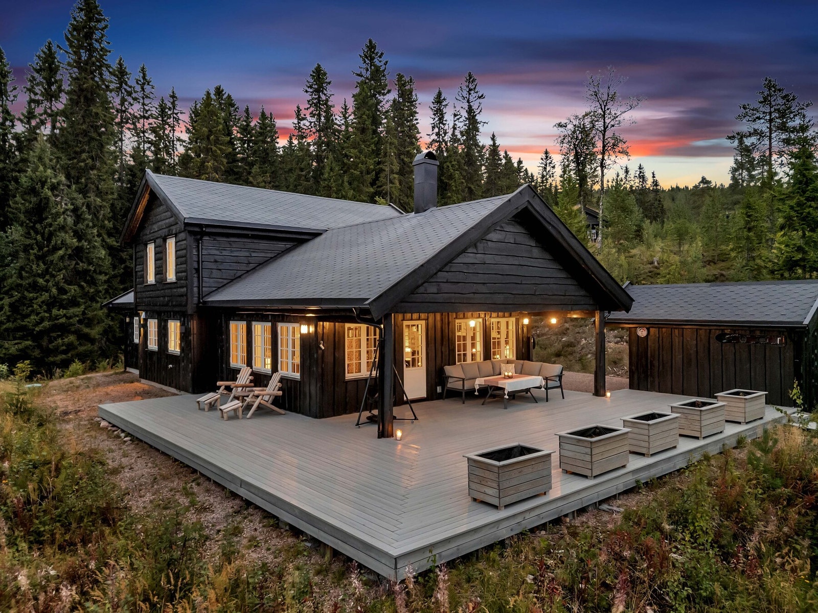 Den store terrassen på 94 m² er perfekt for å tenne en bålpanne, samle venner og familie rundt levende ild. Galleribilde