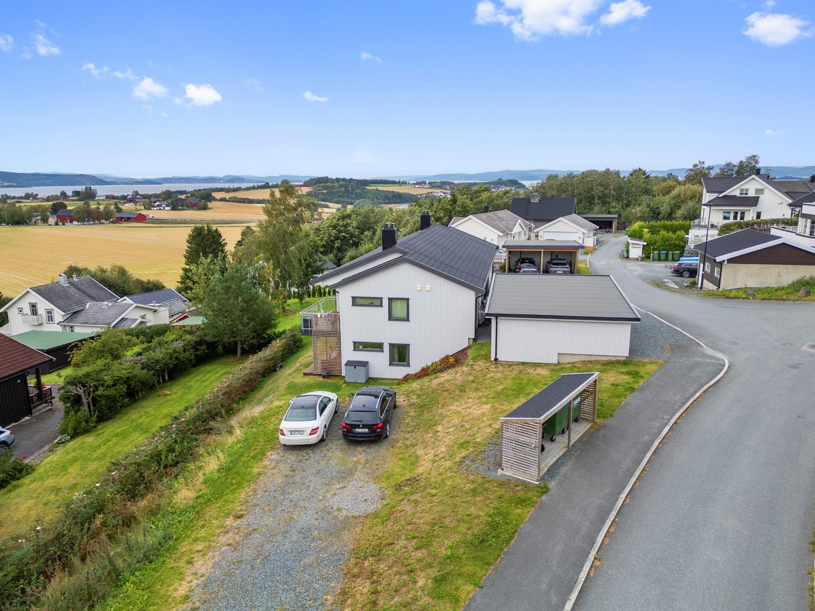 Dronefoto, gjesteparkering i front. Galleribilde