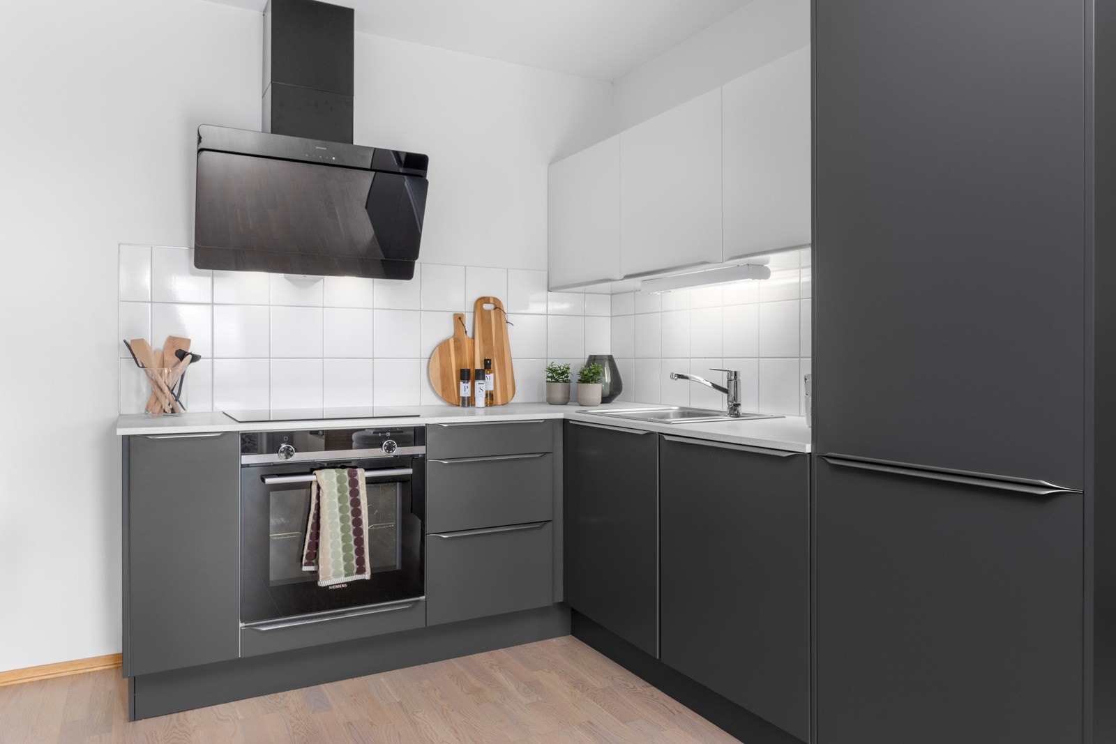 Flott kjøkken med integrerte hvitevarer. Galleribilde