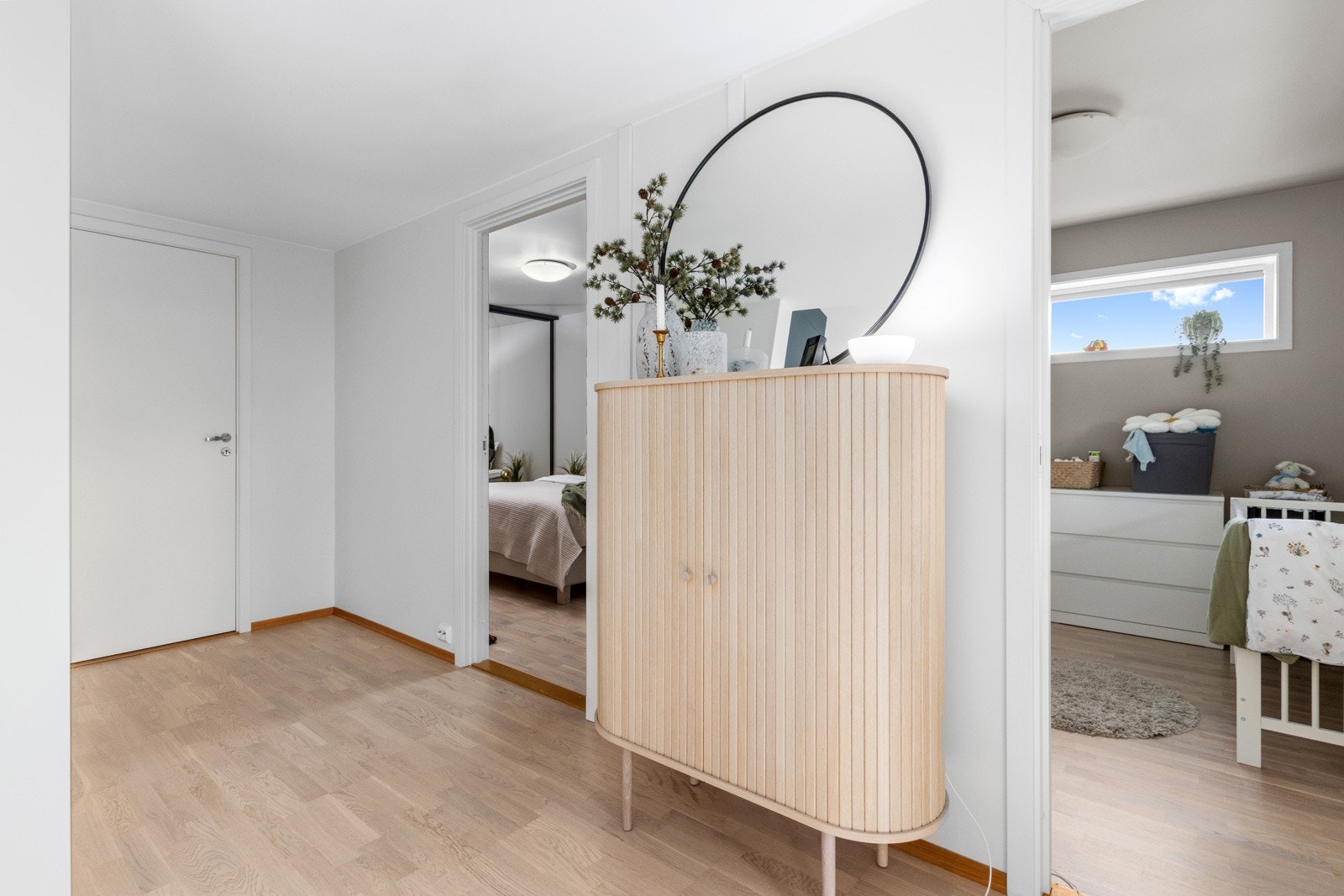 Inngang til soverommene, hovedsoverommet til venstre. Galleribilde