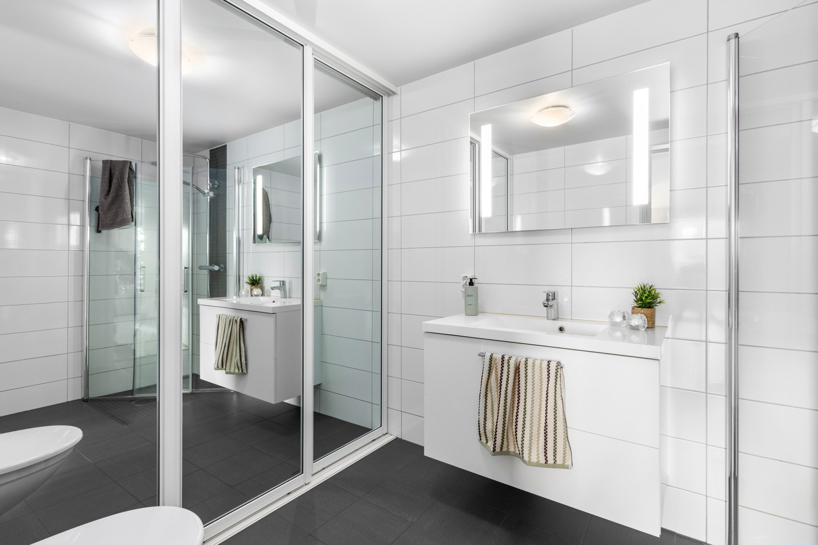 Bak skyvedørene er også her Elfa-innredning, og det er god plass til blant annet vaskemaskin - en praktisk og fin løsning! Galleribilde