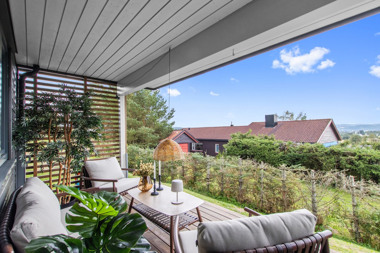 Leiligheten har en hyggelig takoverbygd terasse Galleribilde