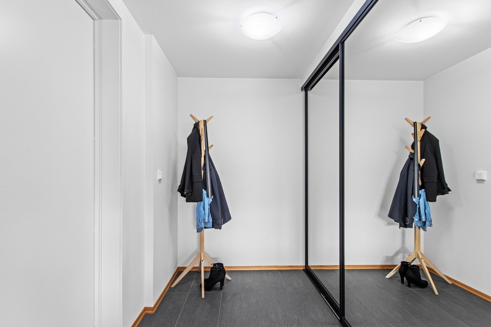 Gang med praktisk skyvedørsgarderobe, innredet med Elfa-system. Galleribilde