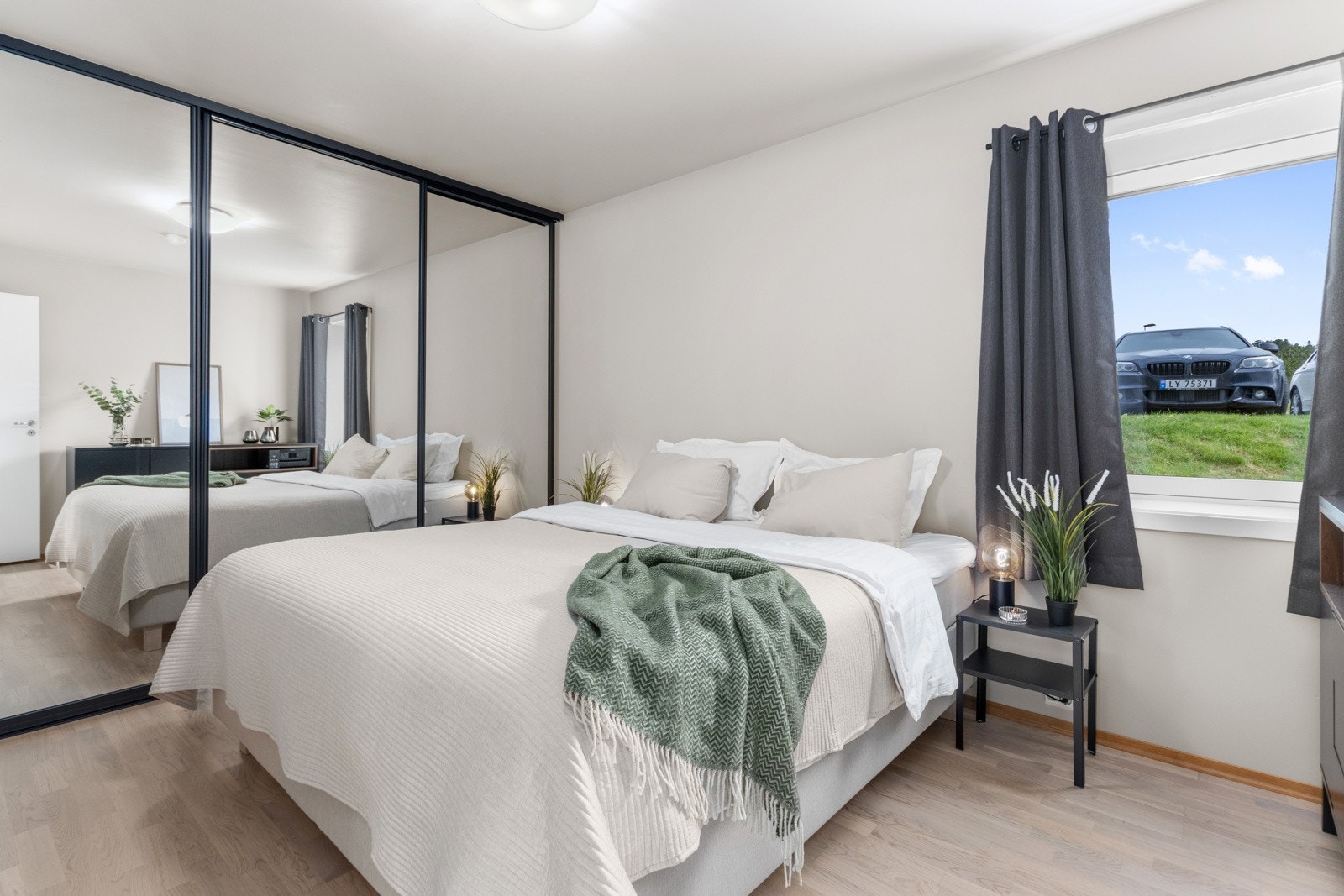 Hovedsoverom med stor skyvedørsgarderobe innredet med Elfa-system. Galleribilde